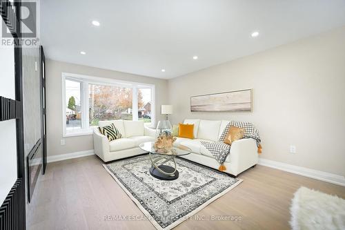 75 Randall Avenue, Hamilton, ON - Indoor Photo Showing Living Room