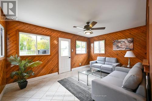 75 Randall Avenue, Hamilton, ON - Indoor Photo Showing Living Room