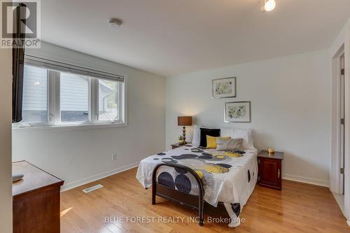 12 Somerset Crescent, London, ON - Indoor Photo Showing Bedroom