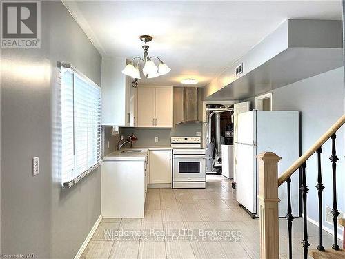 495 Grandview Road, Fort Erie (334 - Crescent Park), ON - Indoor Photo Showing Kitchen