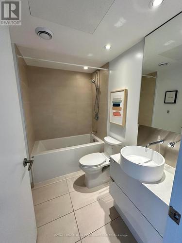 409 - 185 Roehampton Avenue, Toronto, ON - Indoor Photo Showing Bathroom