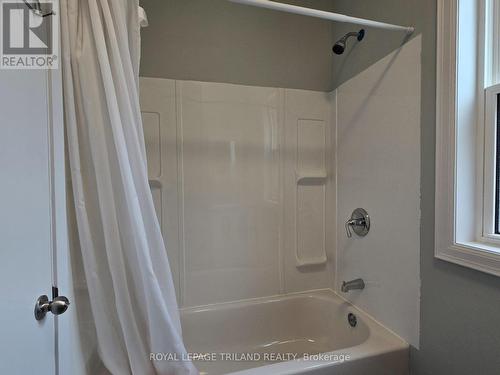 18 Childers Street, London, ON - Indoor Photo Showing Bathroom