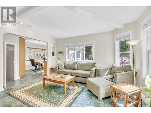 3164 Fairmont Road, North Vancouver, BC - Indoor Photo Showing Living Room