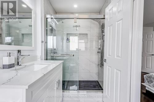 93 Revelstoke Crescent, Richmond Hill, ON - Indoor Photo Showing Bathroom