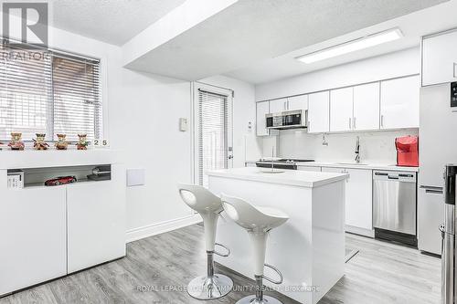 93 Revelstoke Crescent, Richmond Hill, ON - Indoor Photo Showing Kitchen