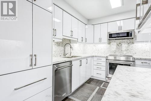 93 Revelstoke Crescent, Richmond Hill, ON - Indoor Photo Showing Kitchen With Stainless Steel Kitchen With Upgraded Kitchen