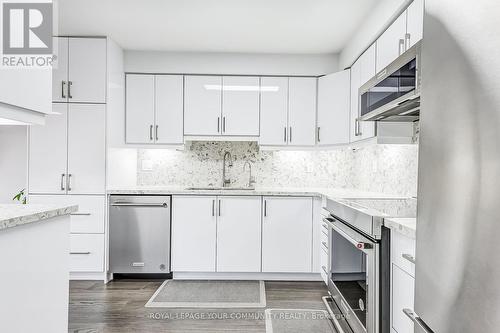 93 Revelstoke Crescent, Richmond Hill, ON - Indoor Photo Showing Kitchen With Upgraded Kitchen