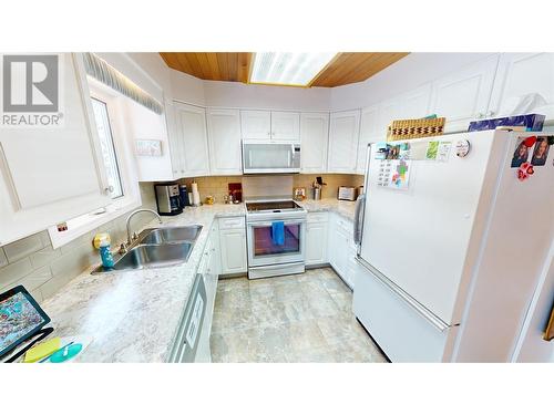 600 16Th Avenue S, Cranbrook, BC - Indoor Photo Showing Kitchen With Double Sink