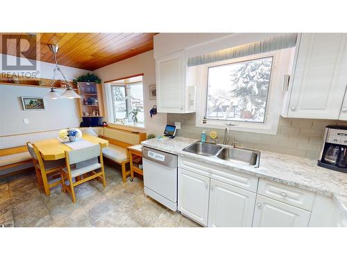 600 16Th Avenue S, Cranbrook, BC - Indoor Photo Showing Kitchen With Double Sink