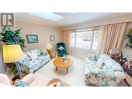 600 16Th Avenue S, Cranbrook, BC - Indoor Photo Showing Living Room