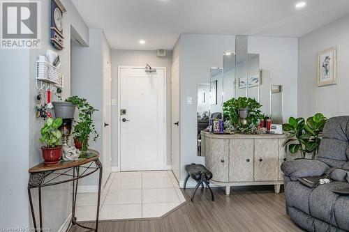 Foyer with light hardwood / wood-style floors - 3100 Kirwin Avenue Unit# 2102, Mississauga, ON - Indoor Photo Showing Other Room