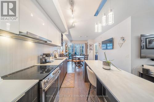 555 - 31 Tippet Road, Toronto, ON - Indoor Photo Showing Kitchen With Upgraded Kitchen