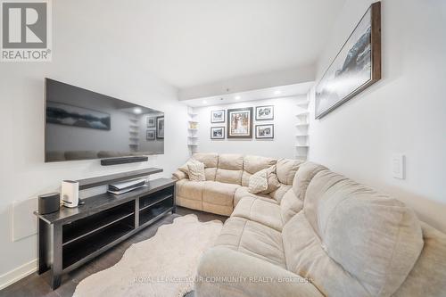 555 - 31 Tippet Road, Toronto, ON - Indoor Photo Showing Living Room