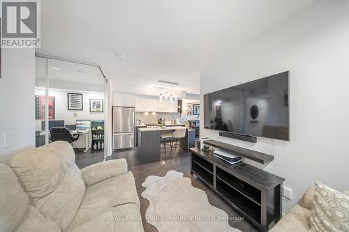 555 - 31 Tippet Road, Toronto, ON - Indoor Photo Showing Living Room