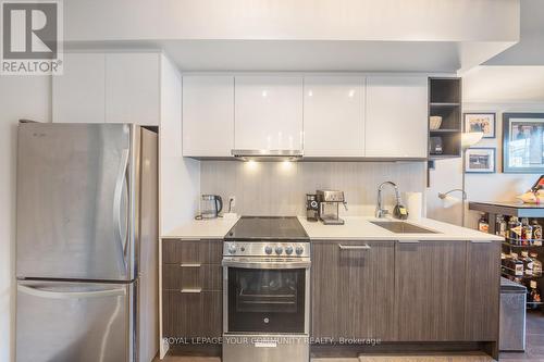 555 - 31 Tippet Road, Toronto, ON - Indoor Photo Showing Kitchen With Stainless Steel Kitchen With Upgraded Kitchen