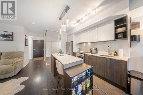 555 - 31 Tippet Road, Toronto, ON - Indoor Photo Showing Kitchen With Upgraded Kitchen