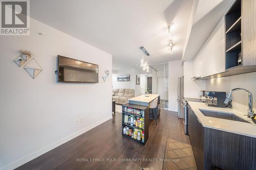 555 - 31 Tippet Road, Toronto, ON - Indoor Photo Showing Kitchen