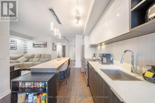 555 - 31 Tippet Road, Toronto, ON - Indoor Photo Showing Kitchen