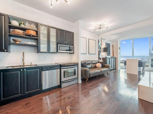 Uph07-600 Fleet St, Toronto, ON - Indoor Photo Showing Kitchen