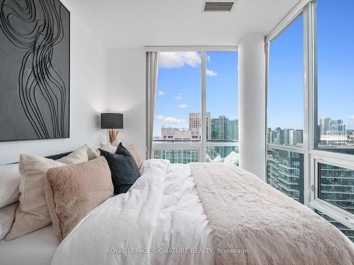 Uph07-600 Fleet St, Toronto, ON - Indoor Photo Showing Bedroom