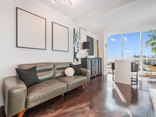 Uph07-600 Fleet St, Toronto, ON - Indoor Photo Showing Living Room