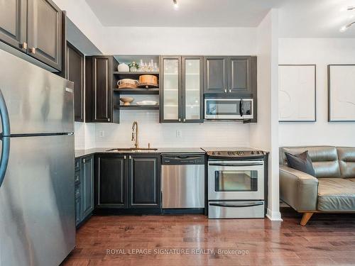 Uph07-600 Fleet St, Toronto, ON - Indoor Photo Showing Kitchen With Upgraded Kitchen