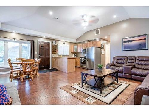 230 Robins Point Rd, Tay, ON - Indoor Photo Showing Living Room