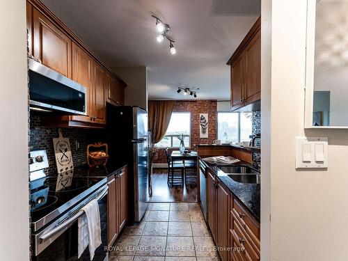 404-60 Gulliver Rd N, Toronto, ON - Indoor Photo Showing Kitchen With Double Sink