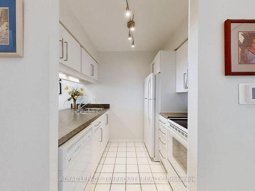 511-20 Southport St, Toronto, ON - Indoor Photo Showing Kitchen With Double Sink