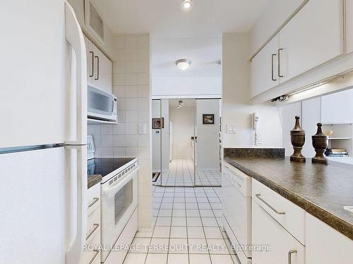 511-20 Southport St, Toronto, ON - Indoor Photo Showing Kitchen