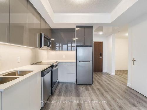 3110-60 Frederick St, Kitchener, ON - Indoor Photo Showing Kitchen With Double Sink With Upgraded Kitchen