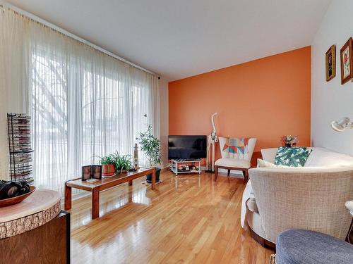 Salon - 8430 Rue Adrien, Laval (Saint-François), QC - Indoor Photo Showing Living Room