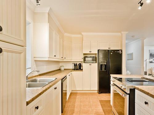 Cuisine - 92 Rue De Sherbrooke, Coaticook, QC - Indoor Photo Showing Kitchen With Double Sink