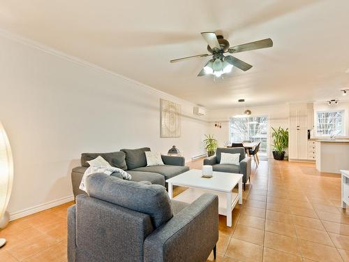 Salle familiale - 92 Rue De Sherbrooke, Coaticook, QC - Indoor Photo Showing Living Room