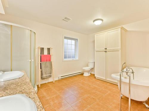 Salle de bains - 92 Rue De Sherbrooke, Coaticook, QC - Indoor Photo Showing Bathroom