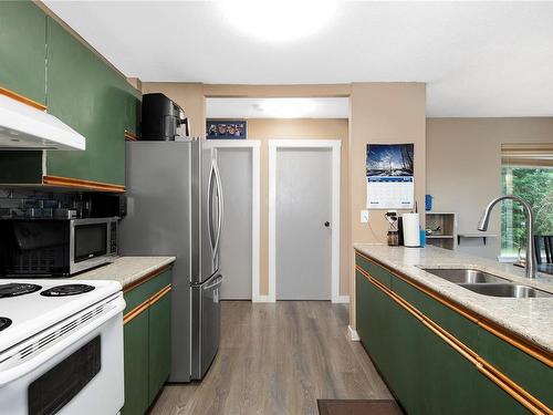 101-1111 Edgett Rd, Courtenay, BC - Indoor Photo Showing Kitchen With Double Sink