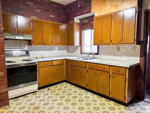 195 Secord Street, Thunder Bay, ON - Indoor Photo Showing Kitchen With Double Sink