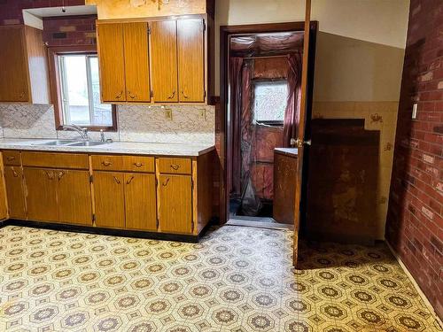 195 Secord Street, Thunder Bay, ON - Indoor Photo Showing Kitchen With Double Sink