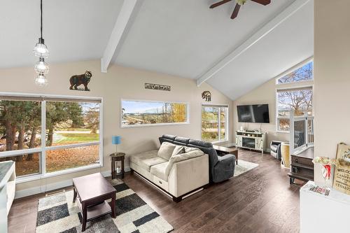 4504 Mcleery Road, Spallumcheen, BC - Indoor Photo Showing Living Room