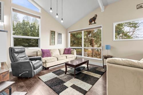 4504 Mcleery Road, Spallumcheen, BC - Indoor Photo Showing Living Room