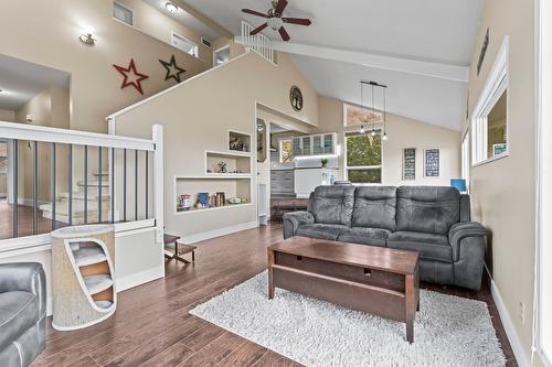 4504 Mcleery Road, Spallumcheen, BC - Indoor Photo Showing Living Room