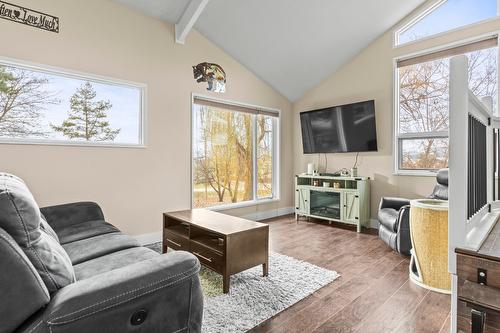 4504 Mcleery Road, Spallumcheen, BC - Indoor Photo Showing Living Room