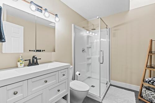 4504 Mcleery Road, Spallumcheen, BC - Indoor Photo Showing Bathroom