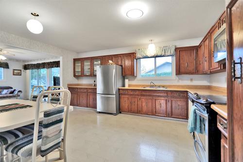 720 Josselyn Court, Kelowna, BC - Indoor Photo Showing Kitchen