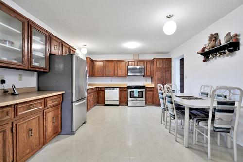 720 Josselyn Court, Kelowna, BC - Indoor Photo Showing Kitchen