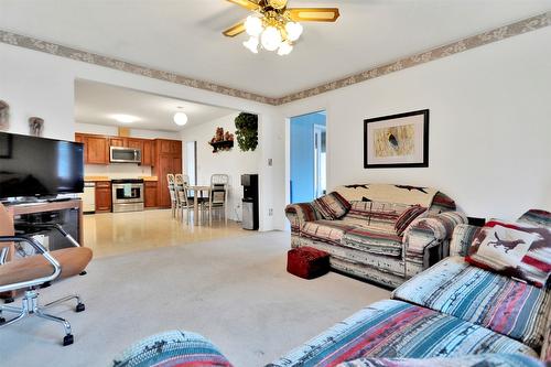 720 Josselyn Court, Kelowna, BC - Indoor Photo Showing Living Room