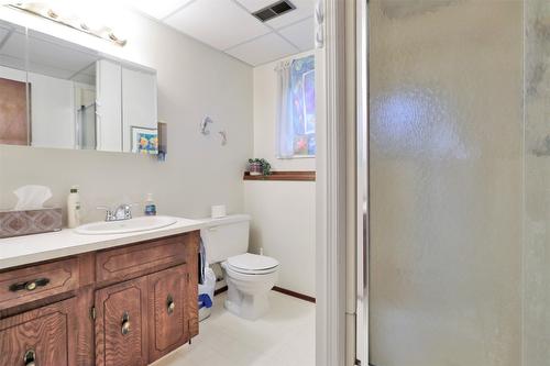 720 Josselyn Court, Kelowna, BC - Indoor Photo Showing Bathroom