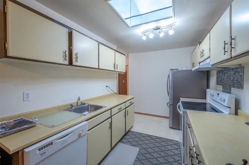 56-310 Yorkton Avenue, Penticton, BC - Indoor Photo Showing Kitchen