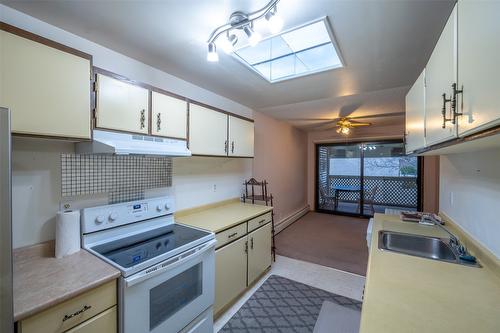 56-310 Yorkton Avenue, Penticton, BC - Indoor Photo Showing Kitchen