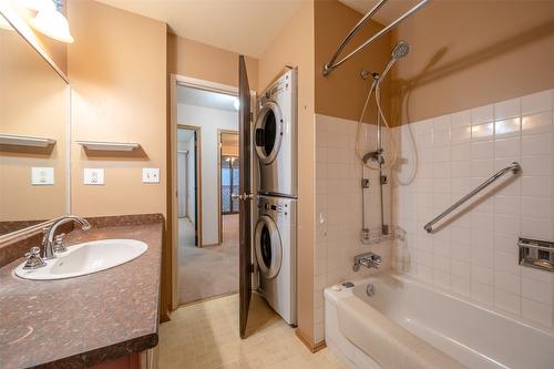 56-310 Yorkton Avenue, Penticton, BC - Indoor Photo Showing Laundry Room